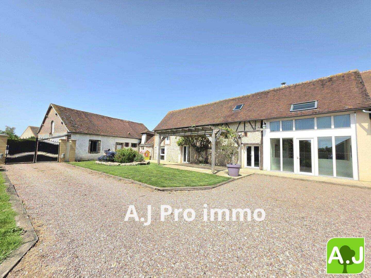 Maison 7 pièces 242 m² · à Saint-André-de-l'Eure · 241,7 m² · 315 000 €