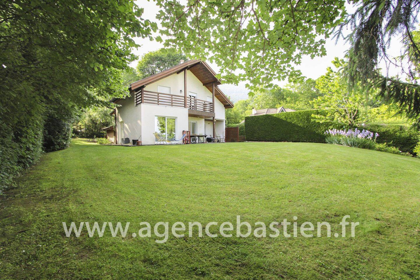 Maison 6 pièces 183 m² · à Échenevex · 183,4 m² · 2 800 €