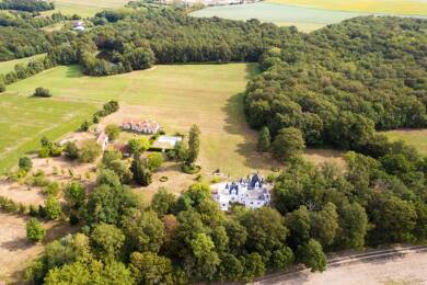 Château à vendre 1 270 500 € 10 pièces 1 chambre 425 m² 300 000 m² de terrain Loches 37600