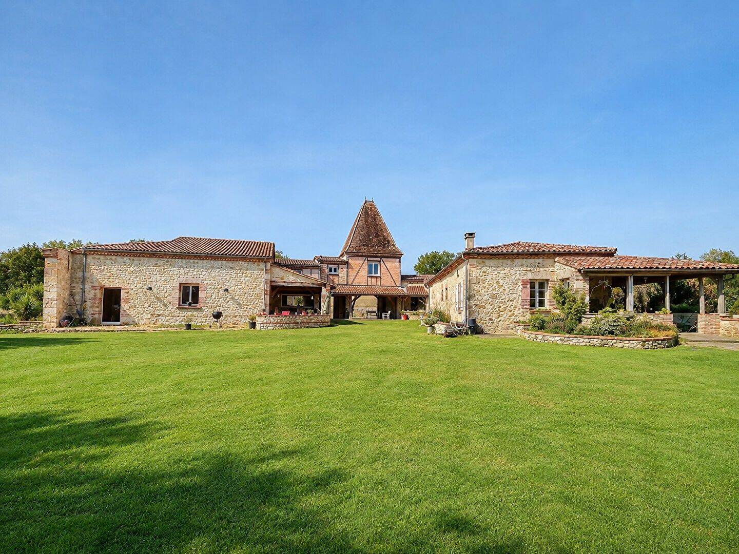 Maison 9 pièces 316 m² · à Lédat · 316 m² · 749 000 €