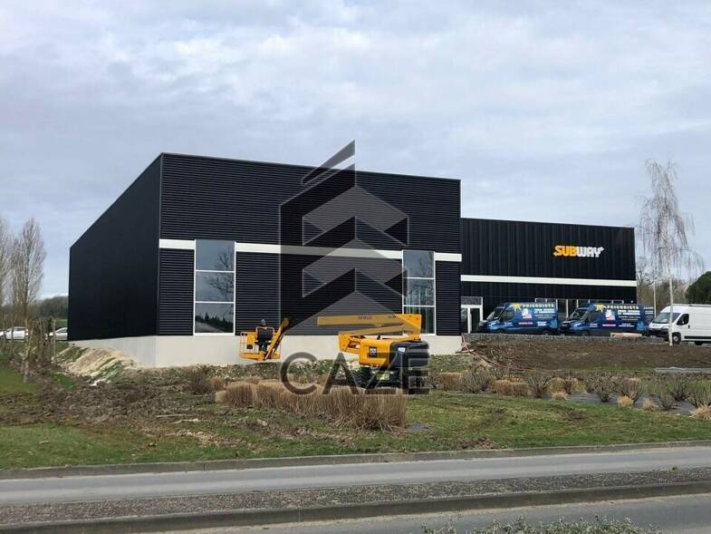 Local commercial à louer 7 350 € 680 m² de surface de vente divisible Saintes 17100