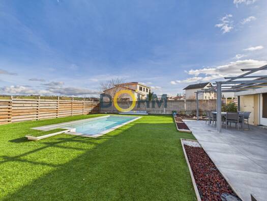 Maison de plain-pied à vendre 299 000 € 6 pièces 4 chambres 142 m² 878 m² de terrain Bas-en-Basset 43210