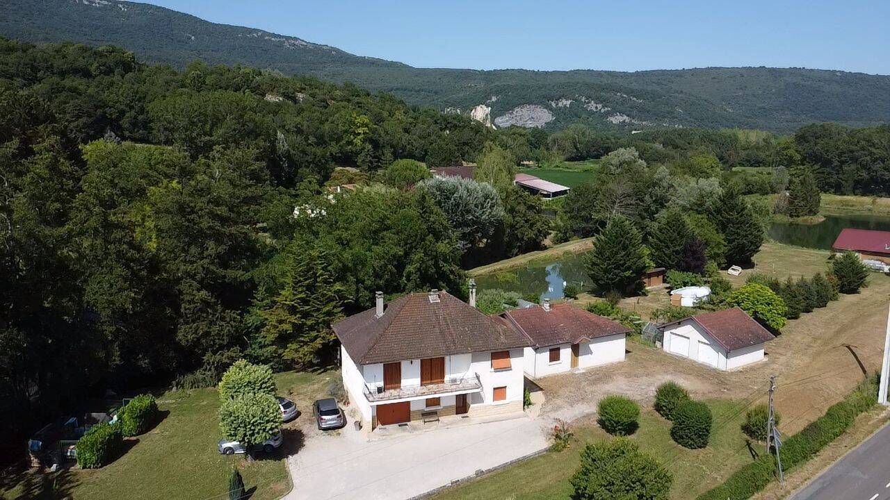 Maison 9 pièces 235 m² · à Groslée-Saint-Benoit · 235 m² · 499 000 €