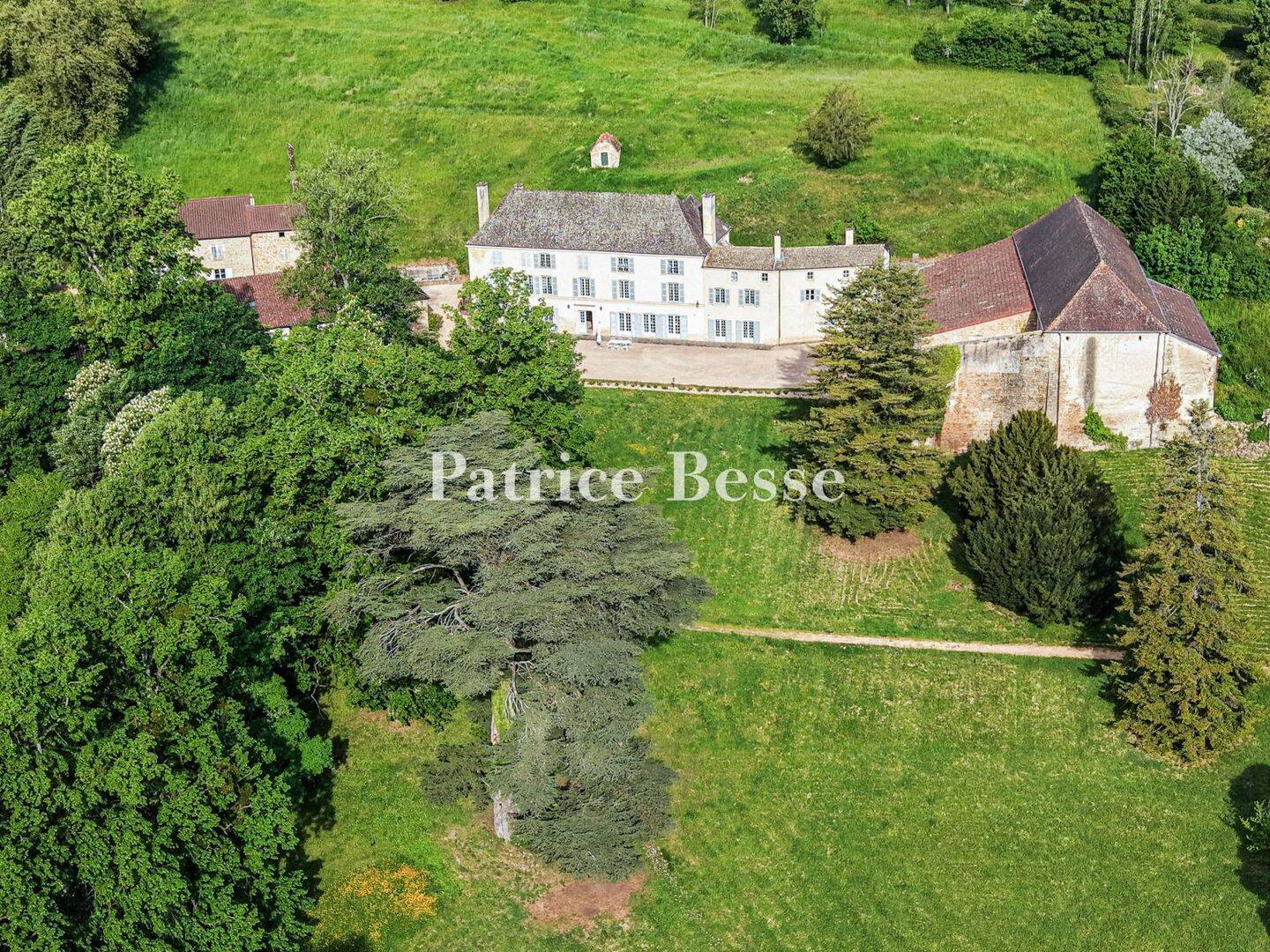 Maison 17 pièces 630 m² · à Cluny · 630 m² · 2 190 000 €