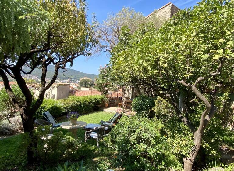 Appartement en viager occupé Bouquet 145 000 € 7 pièces 3<br/>chambres 165 m²<br/>superficie 3<br/>étages Vieille Ville Hyères 83400
