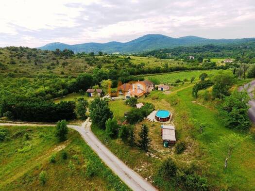 Maison à vendre 397 000 € 7 pièces 5 chambres 136 m² 5 470 m² de terrain Saint-André-de-Cruzières 07460