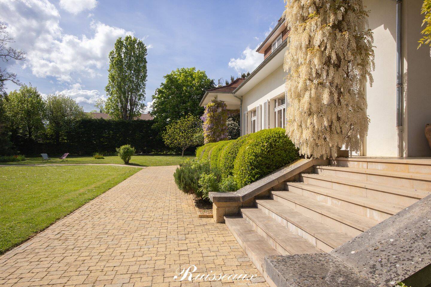 Maison 9 pièces 400 m² · à Dijon · 400 m² · 2 200 000 €