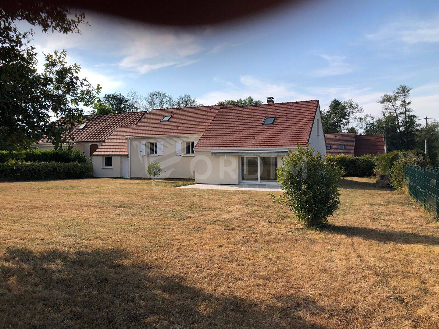 Maison 8 pièces 188 m² · à Charbuy · 188 m² · 1 200 €