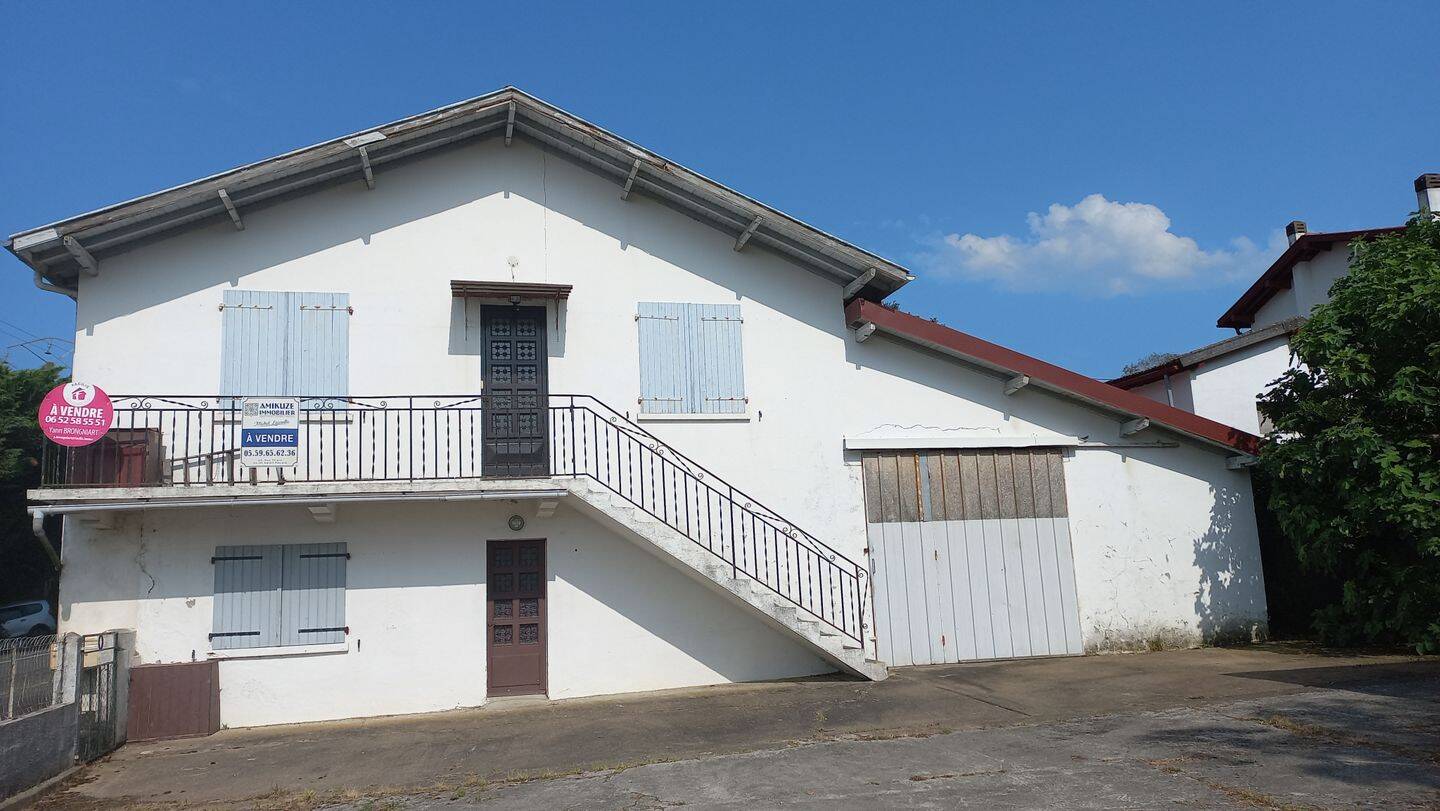 Maison 10 pièces 231 m² · à Domezain-Berraute · 231 m² · 125 000 €