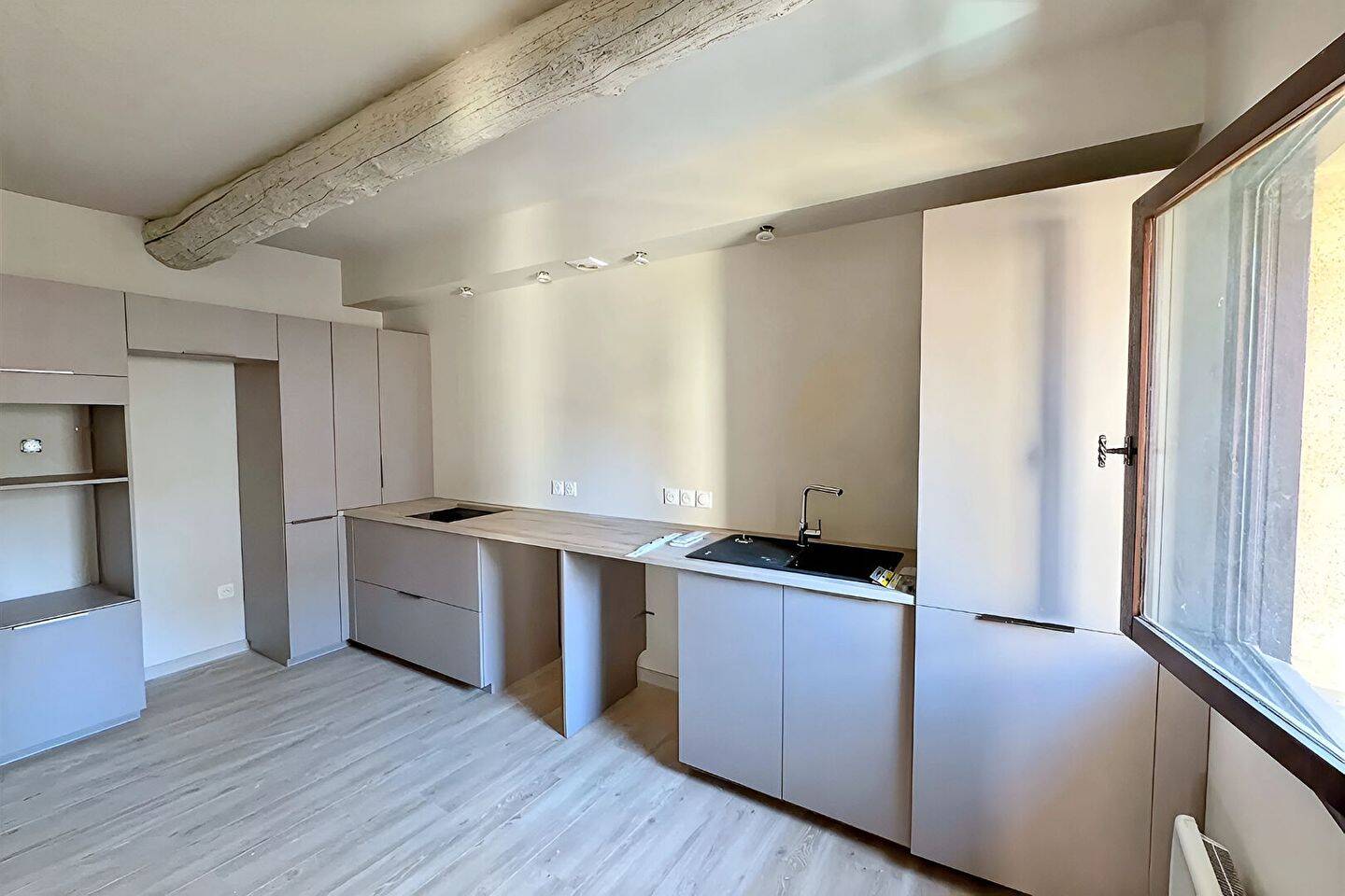 Appartement 3 pièces 92 m² · à Eyguières · 92 m² · 950 €