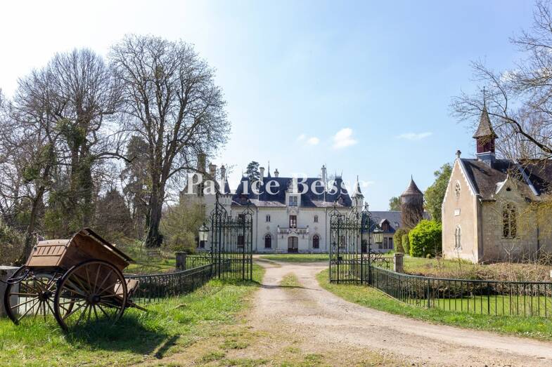 Château à vendre 1 490 000 € 20 pièces 11 chambres 550 m² 65 917 m² de terrain Saumur 49400