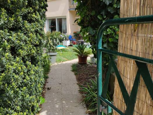 Appartement à louer 340 € 1 pièce 12 m² RDC/1 disponible dès maintenant Pyramides La Roche-sur-Yon 85000