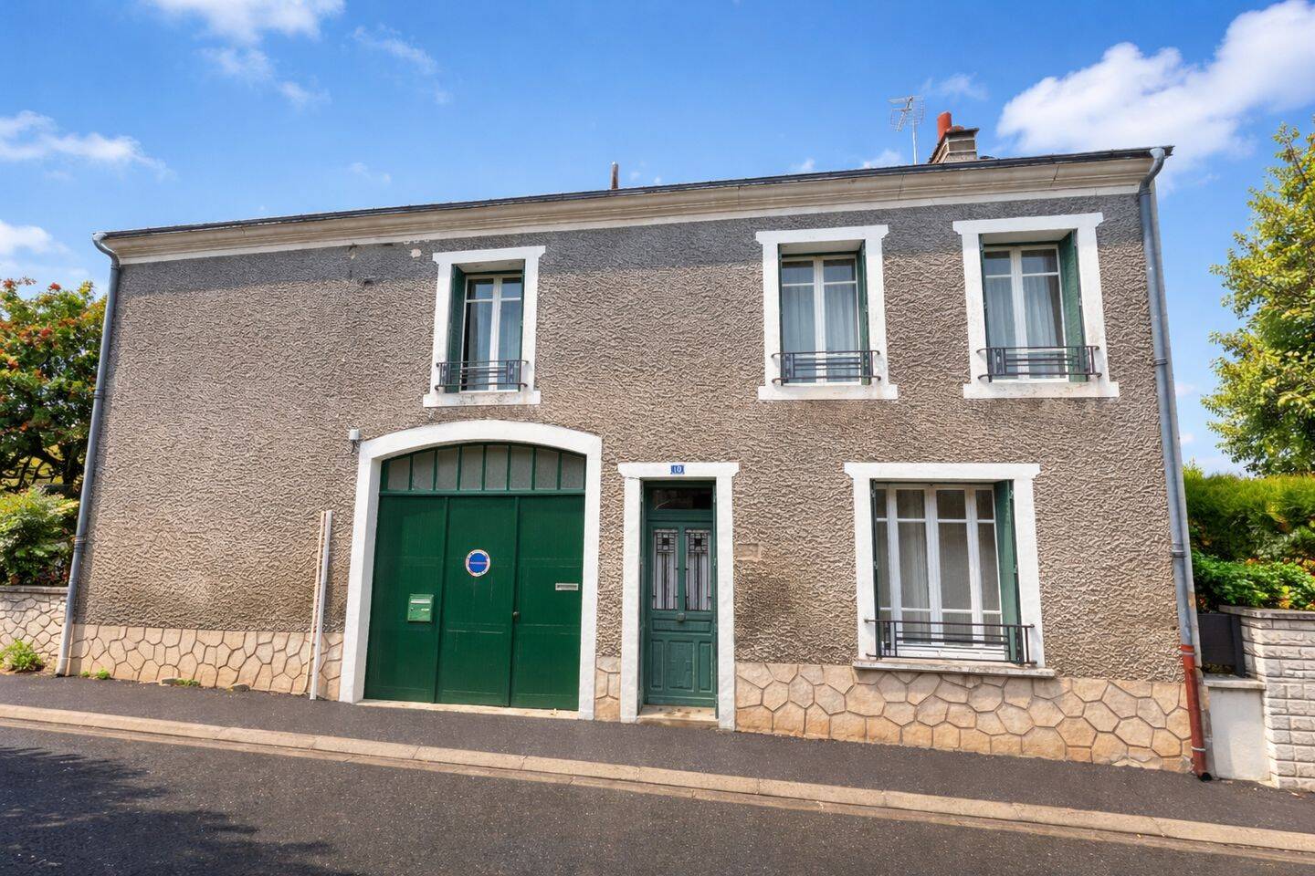 Maison 5 pièces 105 m² · à Châteaumeillant · 105 m² · 64 800 €