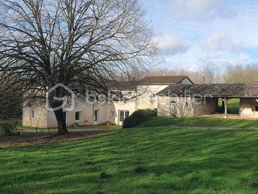 Maison de vacances à vendre 284 080 € 9 pièces 8 chambres 400 m² Couhé 86700