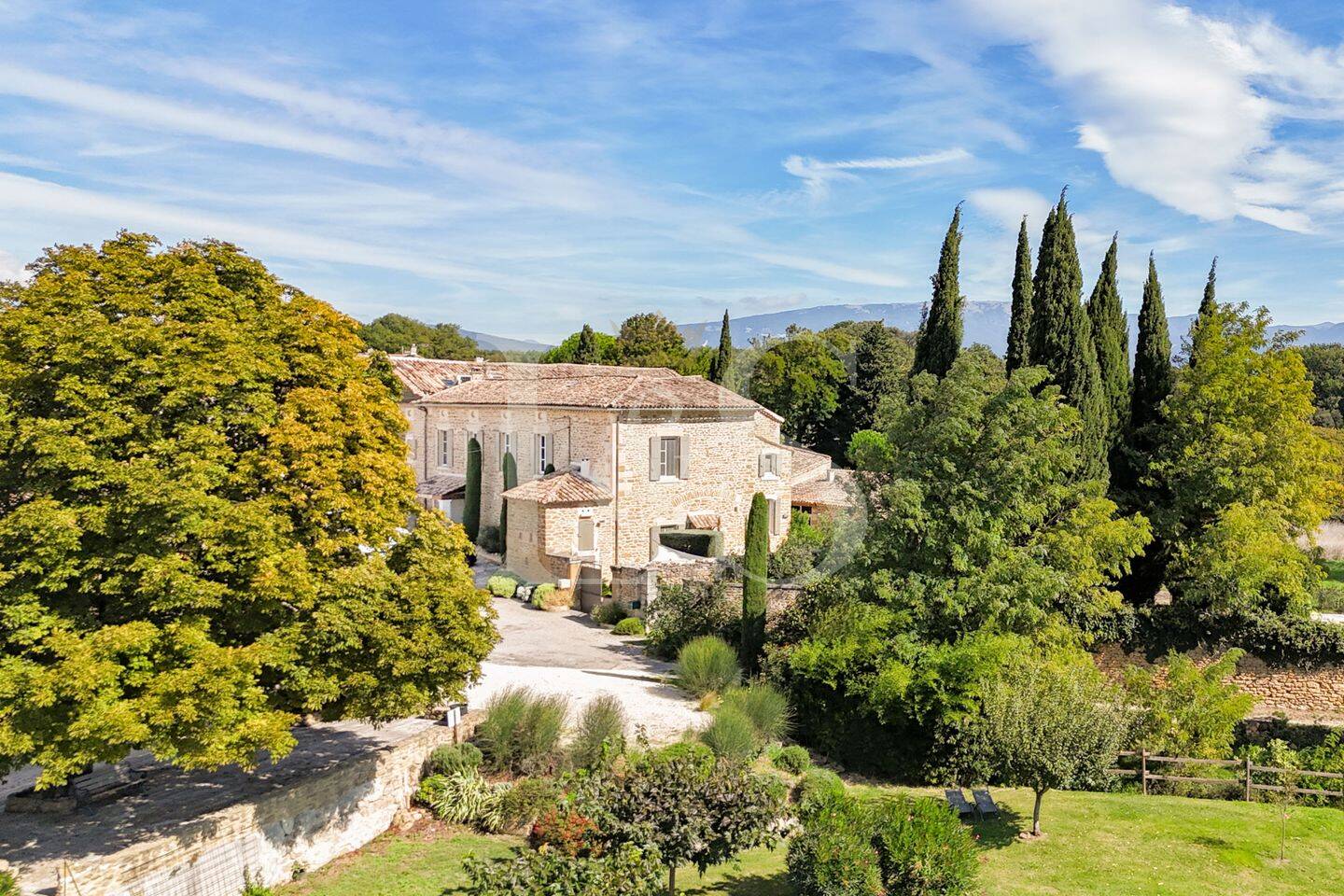 Maison 11 pièces 454 m² · à Grignan · 454 m² · 1 895 000 €