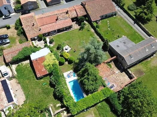 Maison à vendre 233 977 € 10 pièces 3 chambres 157 m² 2 627 m² de terrain Vouillé-les-Marais 85450