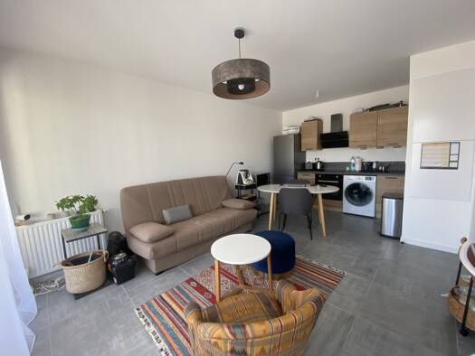 Appartement à louer 665 € 2 pièces 1 chambre 42,6 m² RDC De Gaulle-Ménardière Saint-Cyr-sur-Loire 37540