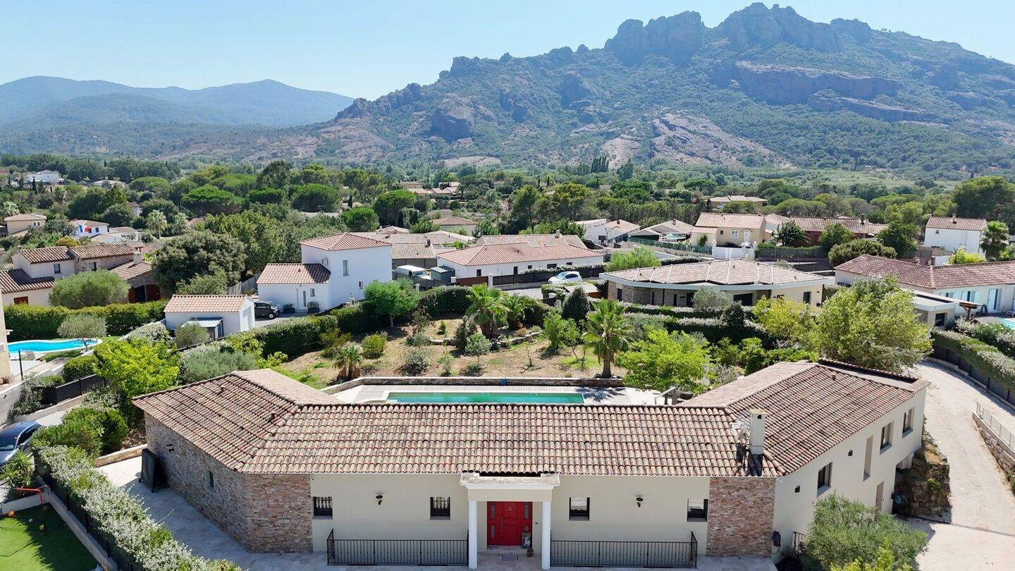 Maison 6 pièces 228 m² · à Roquebrune-sur-Argens · 228 m² · 975 000 €