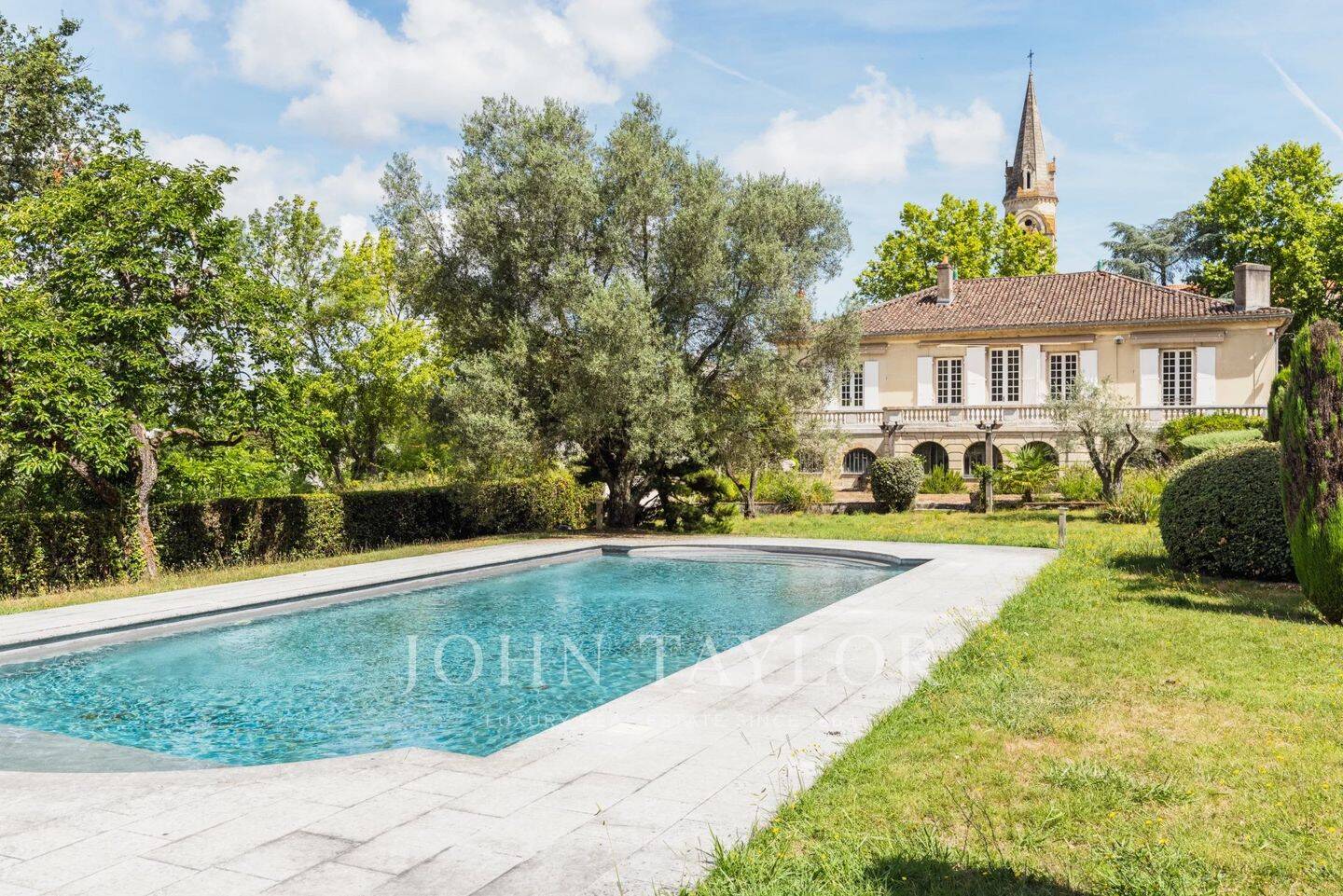 Maison 8 pièces 387 m² · à Cenon · 387 m² · 4 950 €