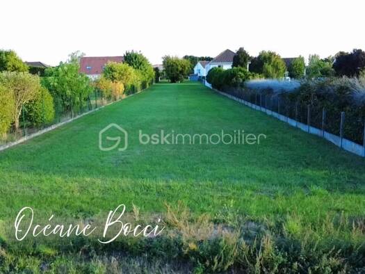 Terrain constructible viabilisé à vendre 55 000 € 2 111 m² de terrain Mehun-sur-Yèvre 18500