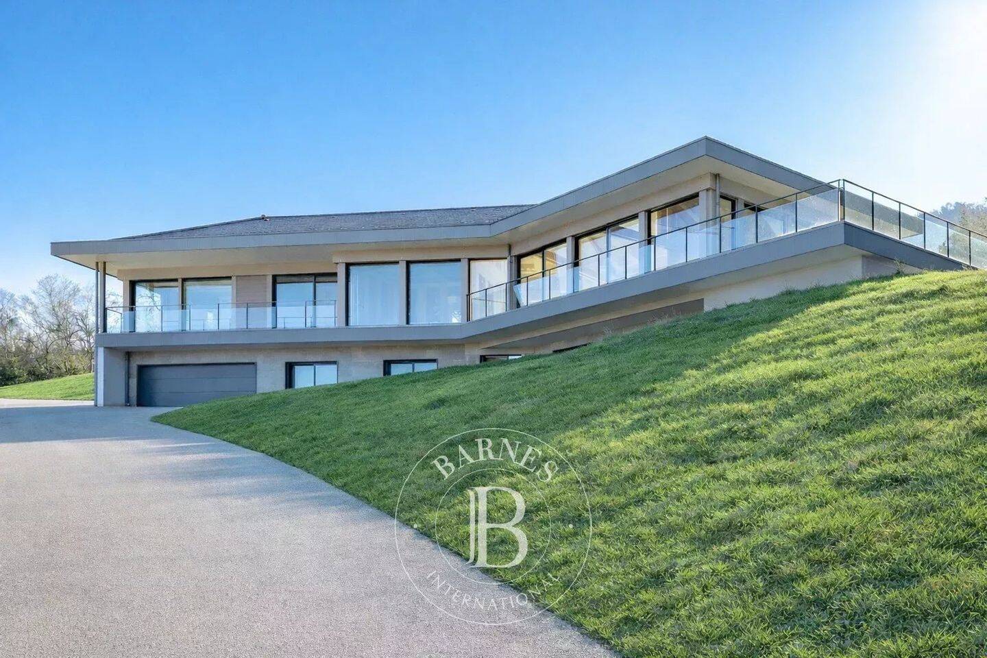 Maison 1 pièce 342 m² · à Saint-Jorioz · 342 m² · 2 500 000 €