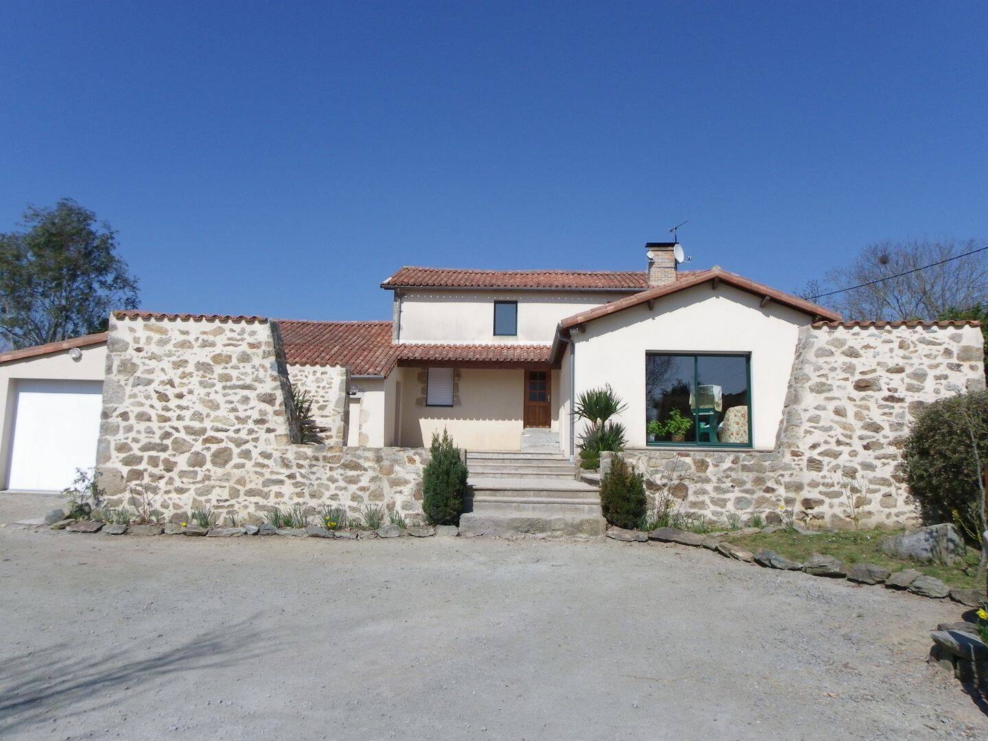 Maison 10 pièces 324 m² · à Bressuire · 324 m² · 307 000 €