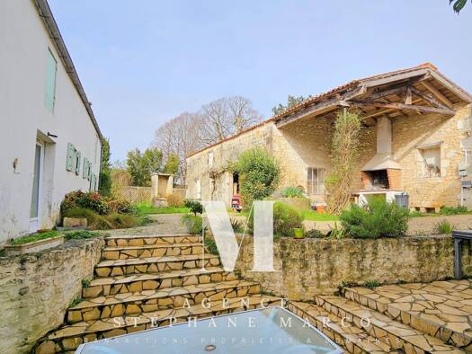 Maison à vendre 378 000 € 12 pièces 6 chambres 301 m² 622 m² de terrain Saint-Porchaire 17250