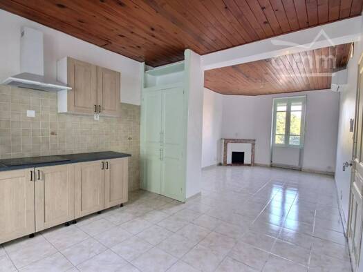 Appartement à louer 605 € 3 pièces 2 chambres 72,6 m² Étage 1/1 Rochemaure 07400