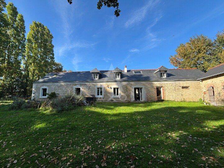 Maison 10 pièces 215 m² · à Morannes sur Sarthe-Daumeray · 215 m² · 261 000 €