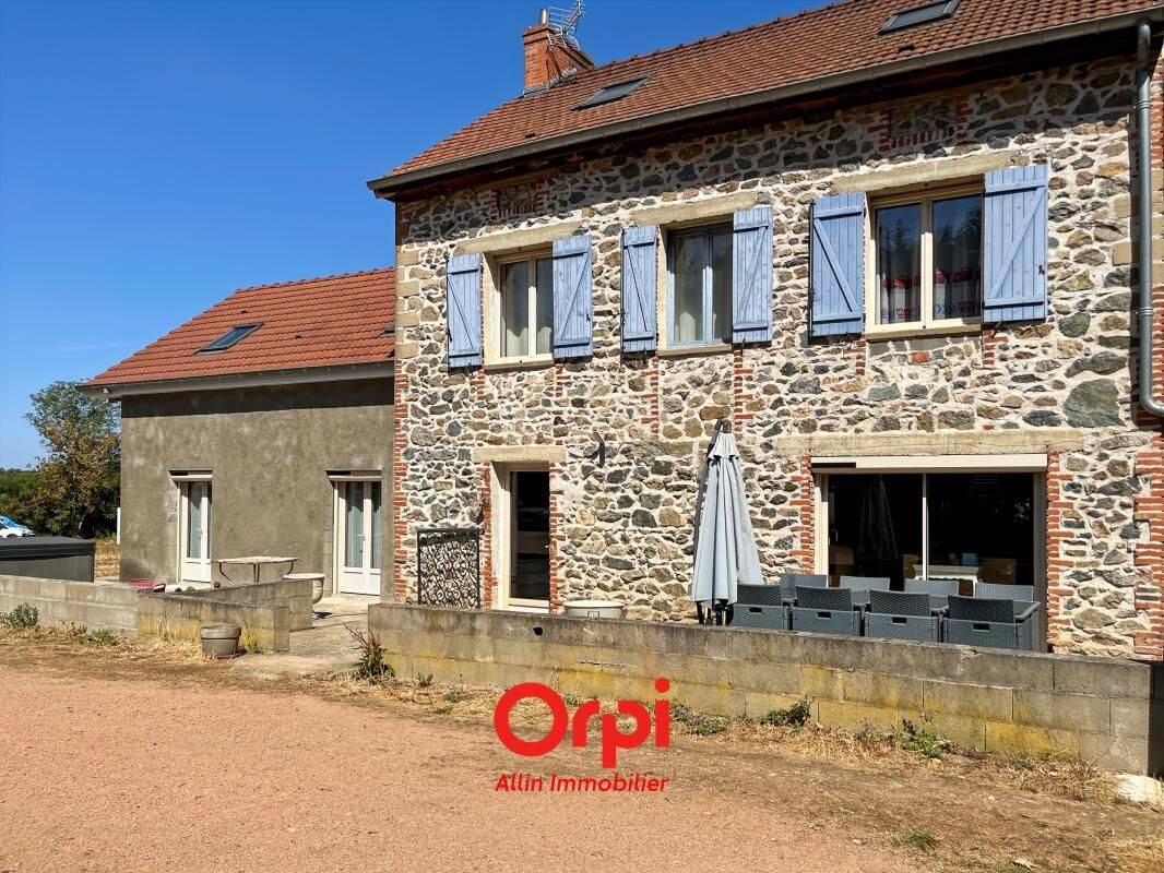 Maison 4 pièces 240 m² · à Huriel · 240 m² · 241 000 €