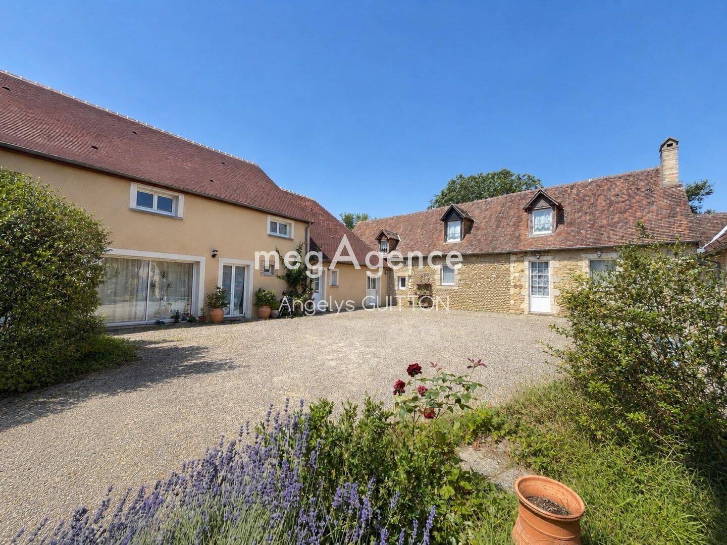 Maison 15 pièces 384 m² · à Vivoin · 384 m² · 320 000 €