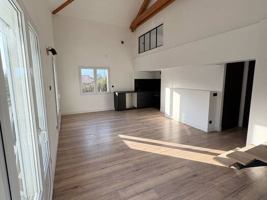 Appartement à louer 1 560 € 3 pièces 2 chambres 76 m² Étage 1/1 Nord Scionzier 74950