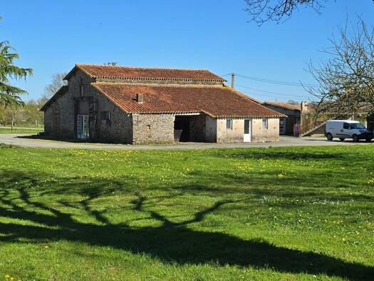 Maison à vendre 213 000 € 3 pièces 1 chambre 220 m² 39 000 m² de terrain Chavagnes-en-Paillers 85250