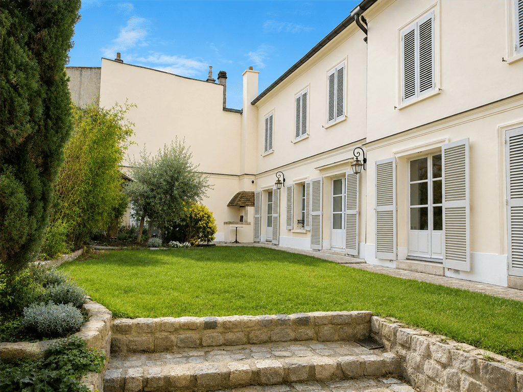 Maison 10 pièces 330 m² · à La Celle-Saint-Cloud · 330 m² · 5 500 €/mois