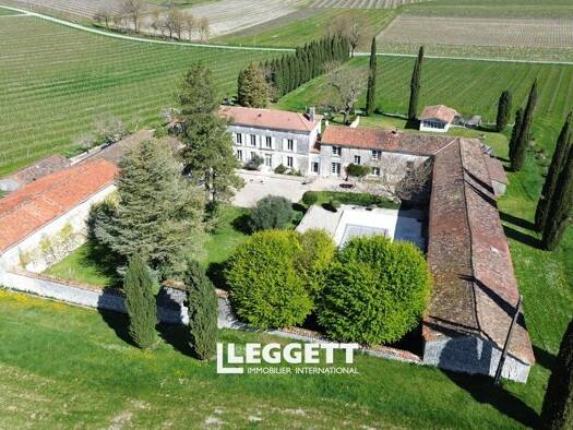 Maison à vendre 561 750 € 13 pièces 8 chambres 270 m² 6 351 m² de terrain Bouteville 16120