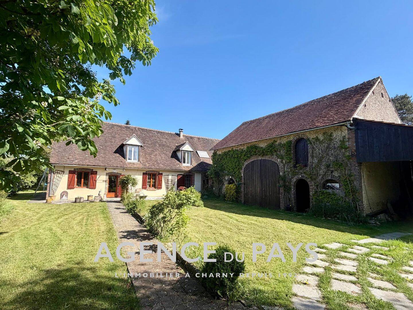 Maison 7 pièces 223 m² · à Charny Orée de Puisaye · 223 m² · 343 000 €
