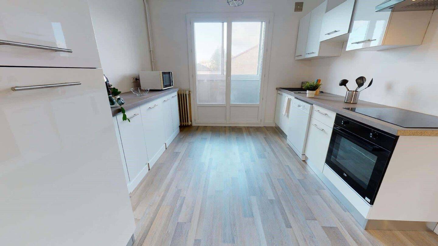 Room in Rue Victor Basch, Villeurbanne for 88 m² with 5 bedrooms — 10