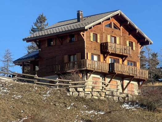 Chalet à vendre 2 200 000 € 10 pièces 6 chambres 241,3 m² Guillaumes 06470