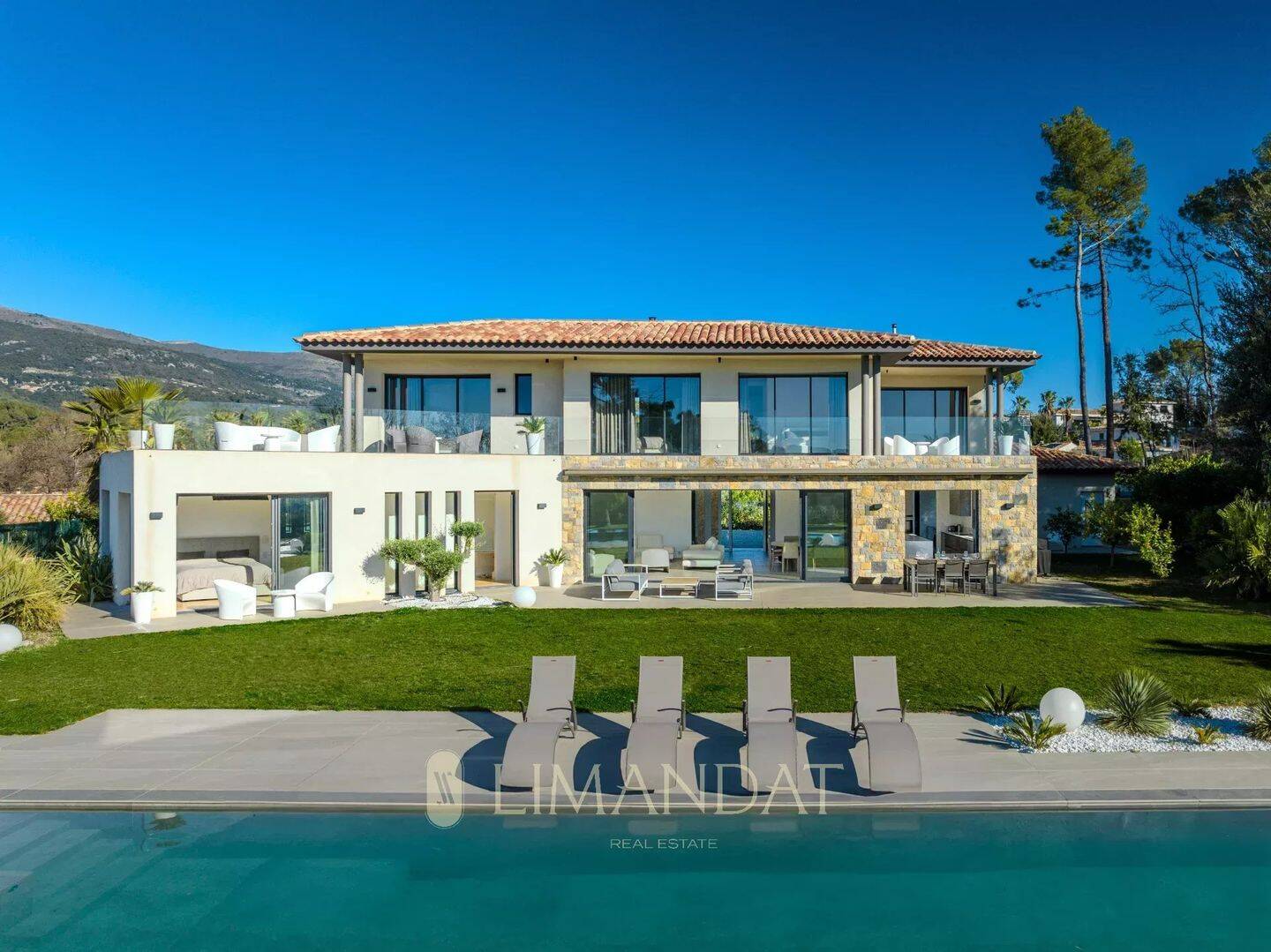 Maison 7 pièces 276 m² · à Valbonne · 275,9 m² · 12 000 €