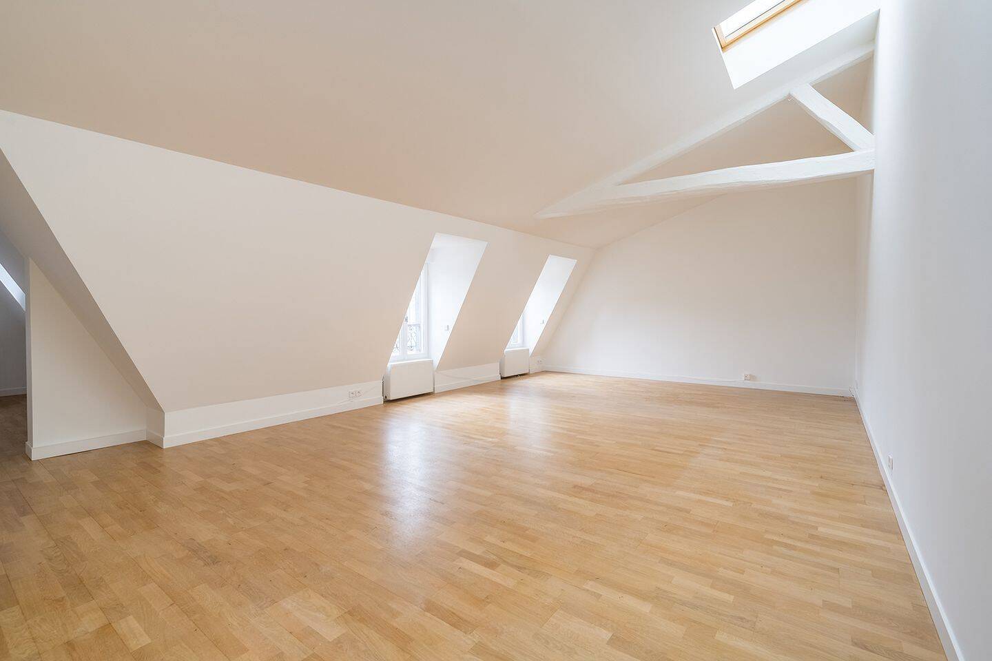 Appartement 5 pièces 151 m² · à Paris 8ème Arrondissement · 150,6 m² · 5 200 €