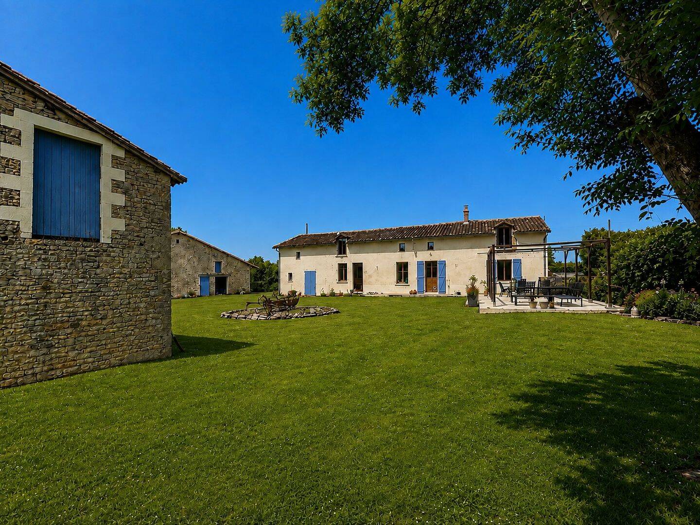 Maison 7 pièces 179 m² · à Saint-Coutant · 179,1 m² · 250 000 €