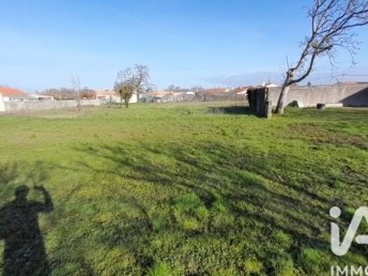 Terrain constructible viabilisé à vendre 57 800 € 1 798 m² de terrain Sèvremoine 49230