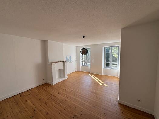 Appartement à louer 595 € 4 pièces 3 chambres 93 m² Étage 2/2 Saint-Germain-Laval 42260