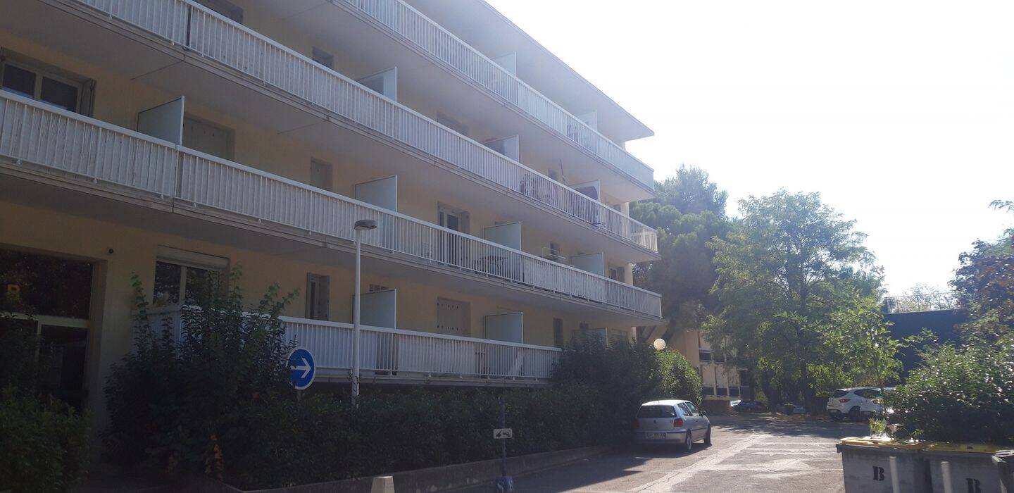 fac Nord, F1 avec terrasse et parking sécurisé