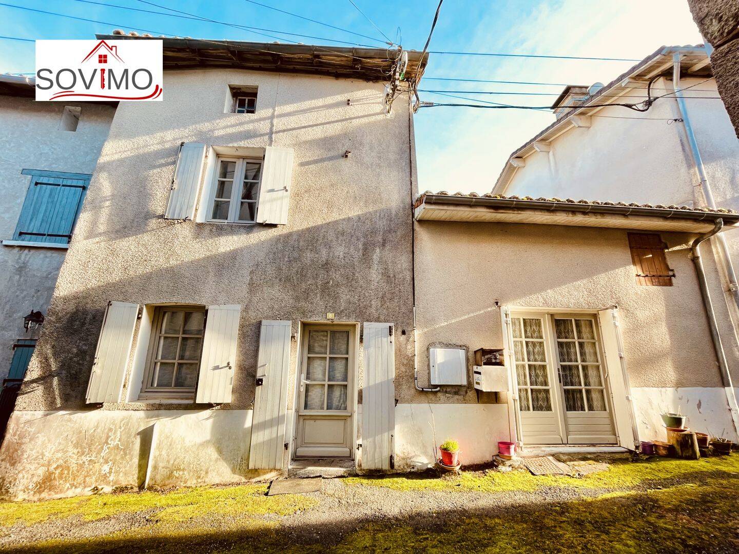 DANS UN JOLI VILLAGE, MAISON À RAFRAICHIR AVEC JARDIN ET GARAGE