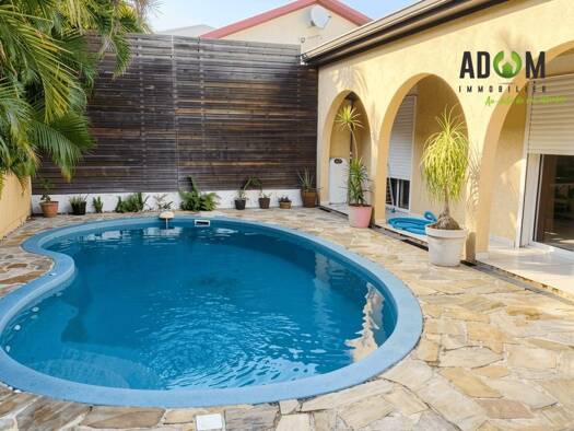 Maison à louer 2 500 € 5 pièces 4 chambres 127 m² 395 m² de terrain Saint-Pierre 97432