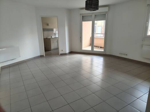 Appartement à louer 700 € 4 pièces 3 chambres 85 m² RDC/3 Romilly sur Seine-Nord Est Romilly-sur-Seine 10100