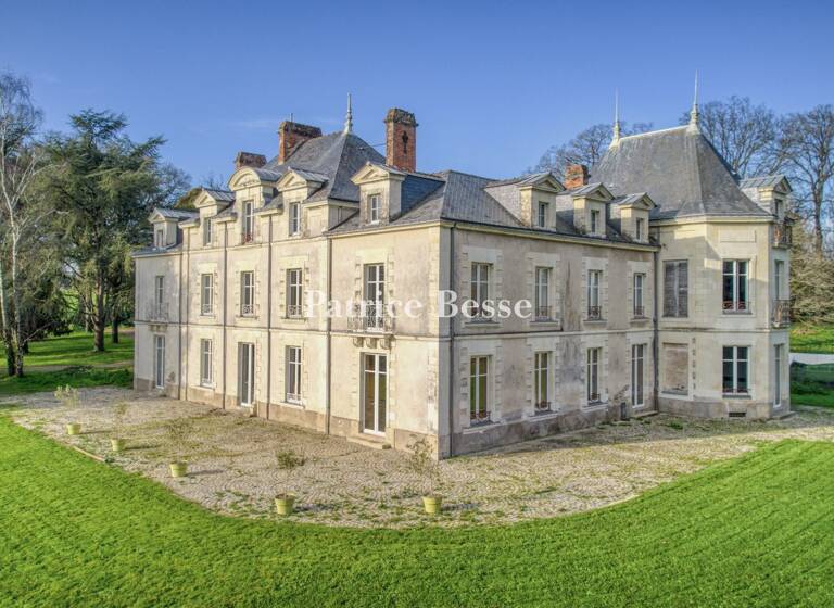Château à vendre 1 620 000 € 10 pièces 12<br/>chambres 600 m²<br/>superficie 26 046 m²<br/>terrain Nantes 44000