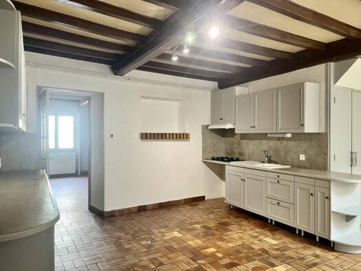 Appartement à louer 560 € 5 pièces 4 chambres 138 m² RDC/2 Saint-Symphorien-de-Lay 42470