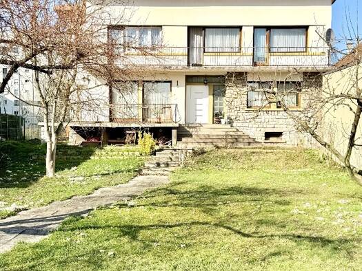 Maison à vendre 199 500 € 9 pièces 7 chambres 240 m² 2 211 m² de terrain Centre Sochaux 25600